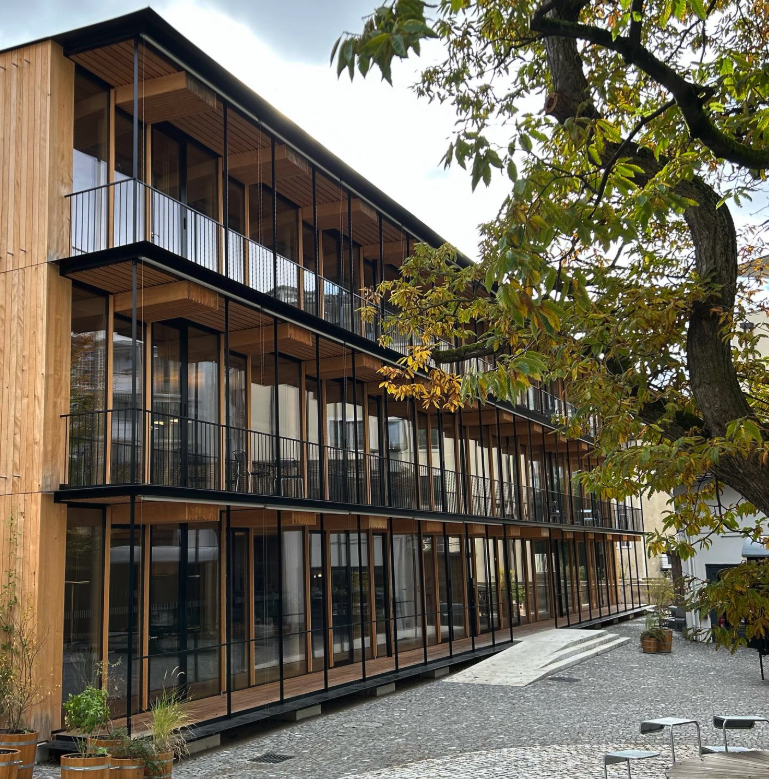Balkongeländer an Holzfassade