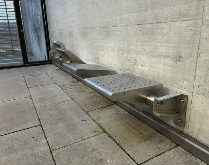 Edelstahl-Sitzbank wandmontiert