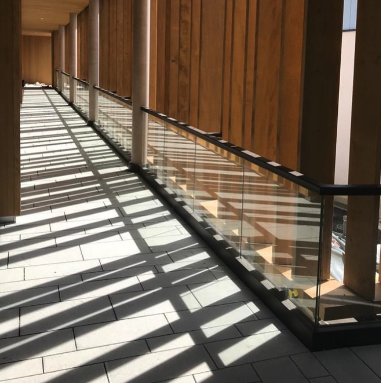 Glasgeländer mit Holzarchitektur - modernes Metallbau-Design von R+R Metallbau