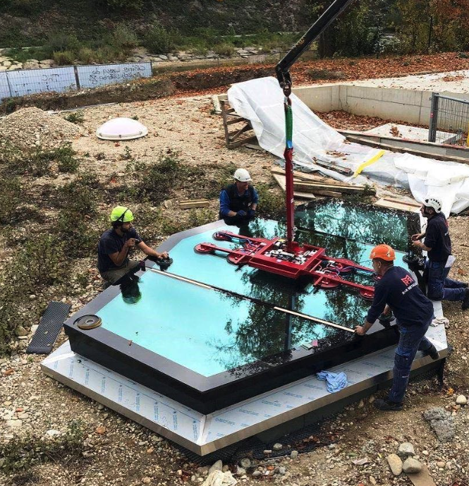 R+R Metallbau Team bei der Glasmontage eines Oberlichts auf der Baustelle