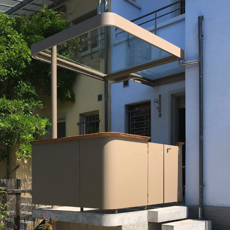 Glasvordach mit Metallkonstruktion
