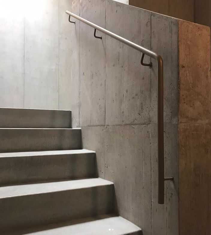 Metall-Handlauf an Betontreppe