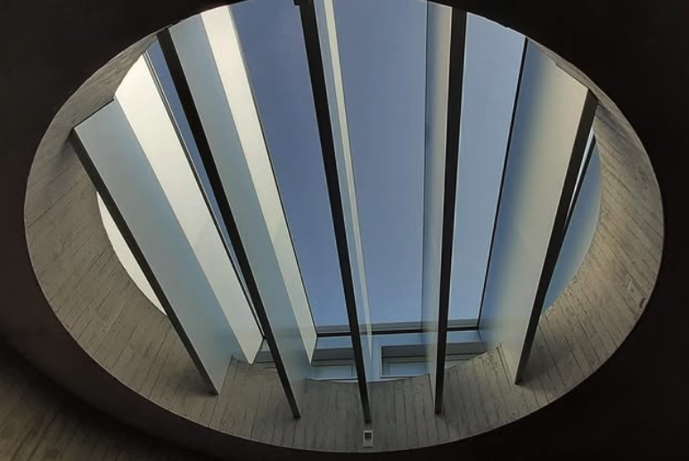 Rundes Oberlicht mit Metall-Lamellen