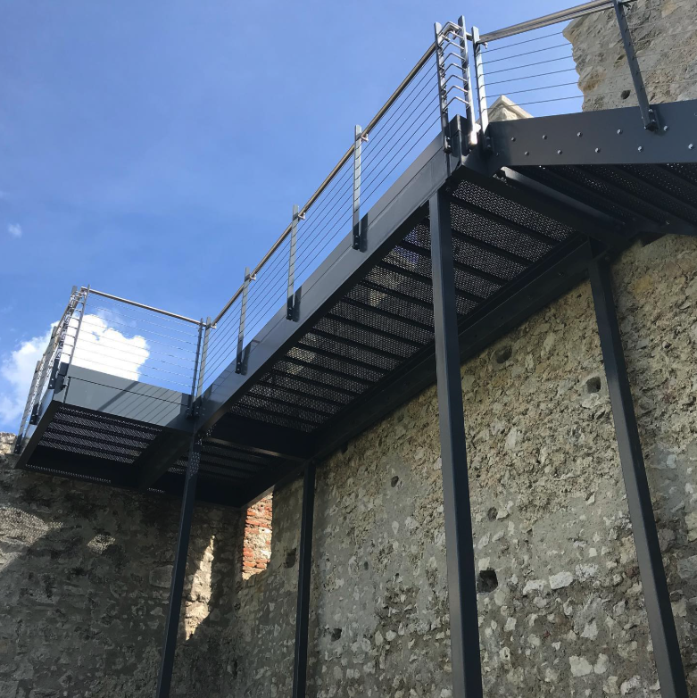 Stahlbalkon mit Seilgeländer - Altbausanierung