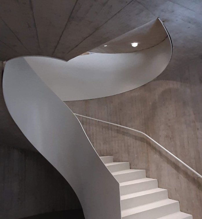 Wendeltreppe mit Handlauf in Sichtbeton - Metallbau-Referenz von R+R Metallbau